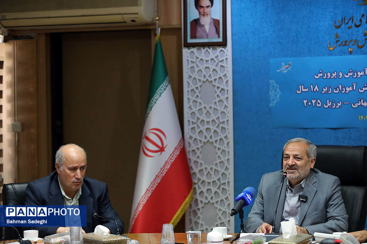 مراسم+بدرقه+تیم_های+ملی+فوتسال+دانش+_موزی+پسران+و+دختران+ایران+به+رقابت_های+جام+جهانی