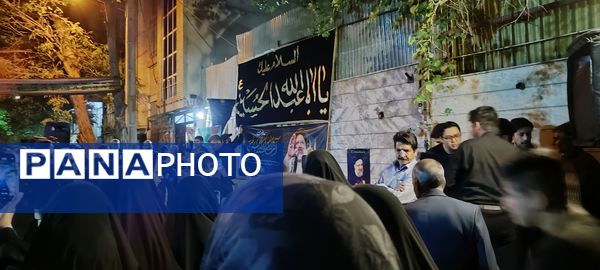 اجتماع مردم مشهدی مقابل خانه مادر شهید جمهور جهت ابراز همدردی