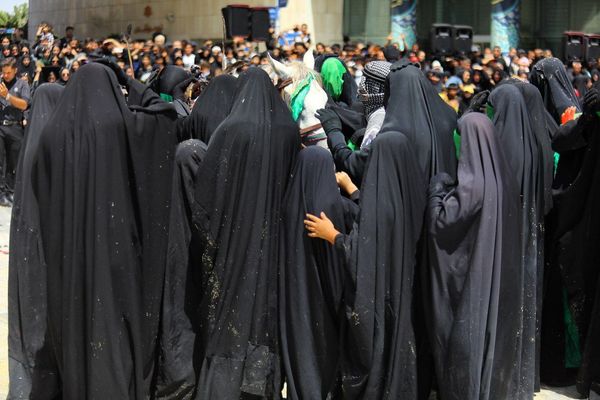 تعزیه ظهر عاشورا در جوار حرم امام رضا(ع) در مشهد