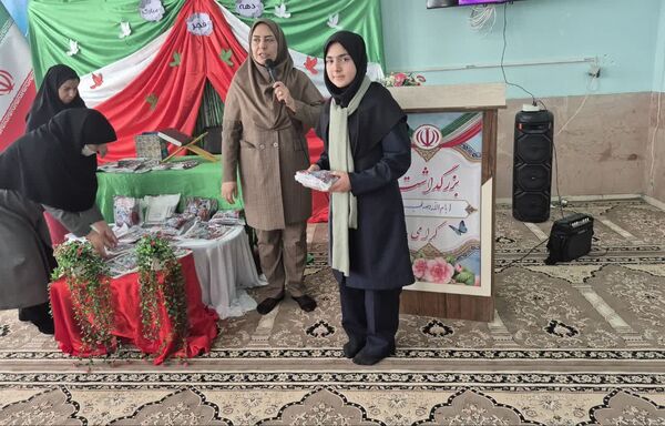 جشن باشکوه پیروزی انقلاب در مدارس مروست