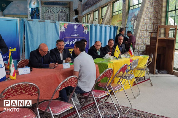  برپایی میز خدمت در حاشیه نماز جمعه بجنورد با حضور مسئولان استانی