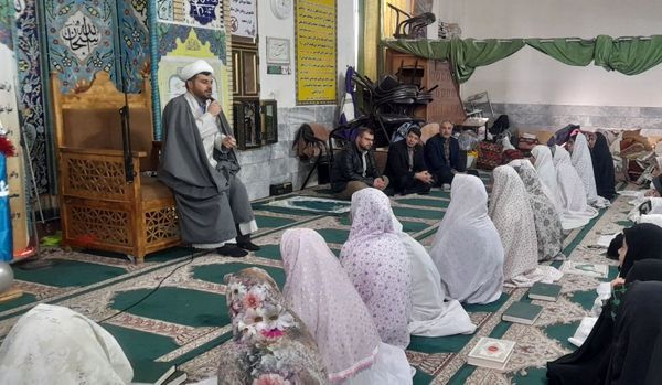 روز اول اعتکاف دانش‌آموزی با حال و هوای عبادت و راز و نیاز با خدا