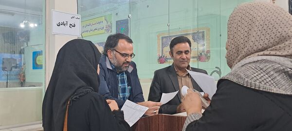  دیدار والدین با معلمان در دبیرستان ابوذر غفاری نیشابور