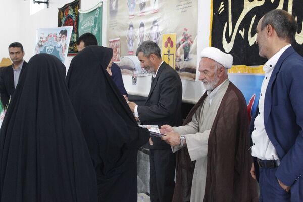 تقدیر از دانش‌آموزان فعال فرهنگی و قرآنی در شهر درق 