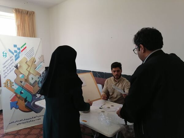 آثار دانش اموزان هنرمند کاشمر در کانون عاطفه 