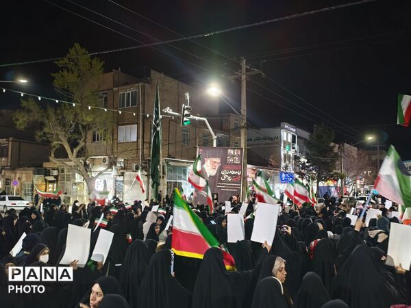 زنان و دختران سرخسی در صف اول دفاع از رهبری و ارزش‌ها