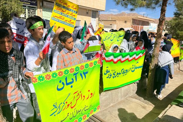حضور حماسی دانش‌آموزان در راهپیمایی باشکوه ۱۳ آبان ماه در سورمق