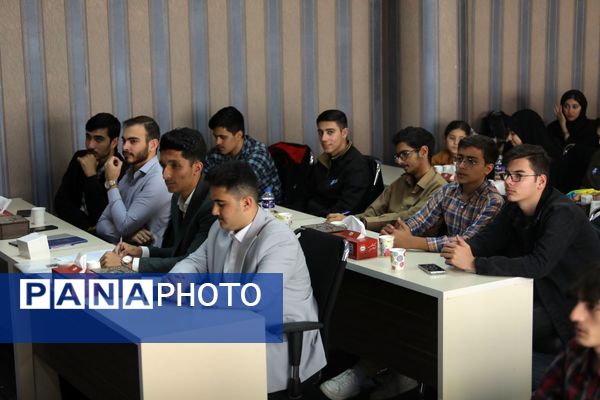 نشست صمیمی دانش‏‌آموز خبرنگاران و نمایندگان مجلس دانش‌آموزی آذربایجان شرقی با علی فلاحتکار