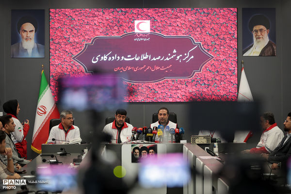 نشست رئیس جمعیت هلال احمر با معلمان برتر داوطلب مدرسه هلال احمر