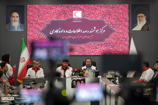 نشست رئیس جمعیت هلال احمر با معلمان برتر داوطلب مدرسه هلال احمر