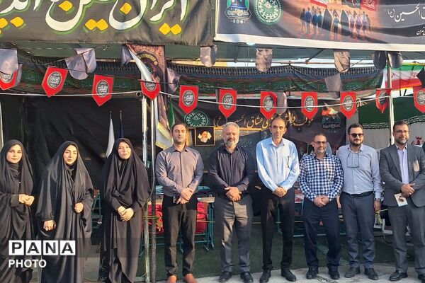 بهارستان دو در مسیر عشق؛ میزبانی فرهنگیان از زائران حسینی در عوارضی پرند