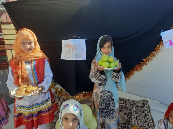 دانش‌آموزان دبستان نیک‌اندیشان چناران با جشن فرهنگ روستا و عشایر، اصالت ایرانی را زنده کردند