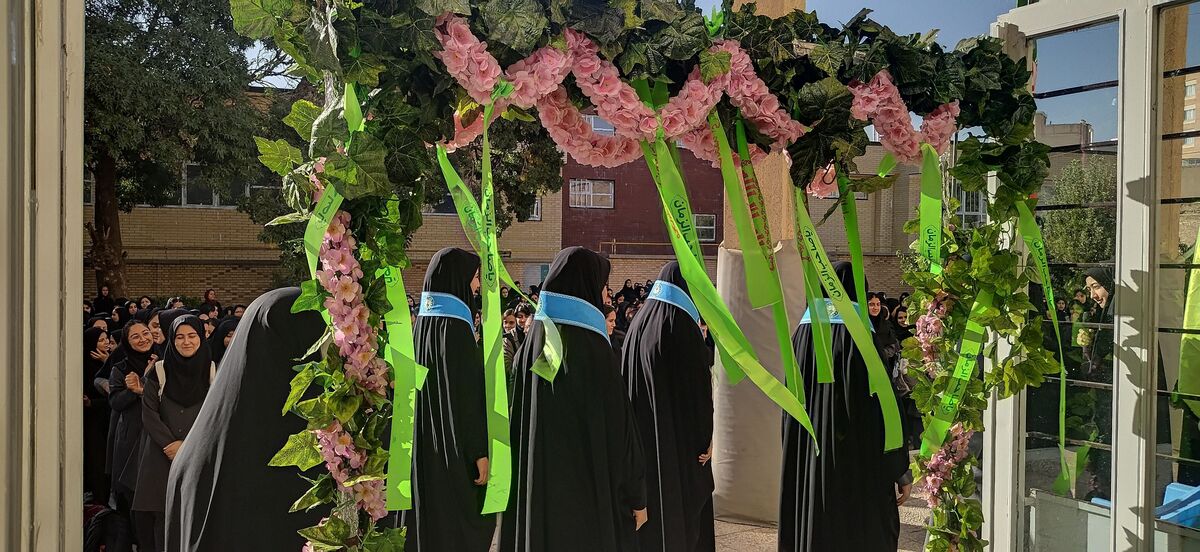 زنگ مهر در مدرسه نمونه دولتی شهید حج‌فروش نواخته شد؛ آغاز سال تحصیلی با تجلیل از ستاره‌های درخشان