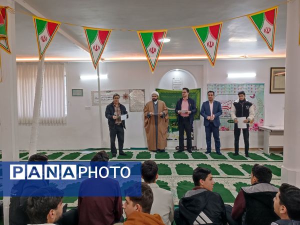 تجلیل از اعضای فعال بسیج دبیرستان نمونه آیت‌الله خامنه‌ای کاشمر