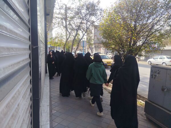 حضور پرشور دانش‌آموزان دبیرستان هیئت امنایی معراج اردبیل در راهپیمایی روز ۱۳ آبان ماه