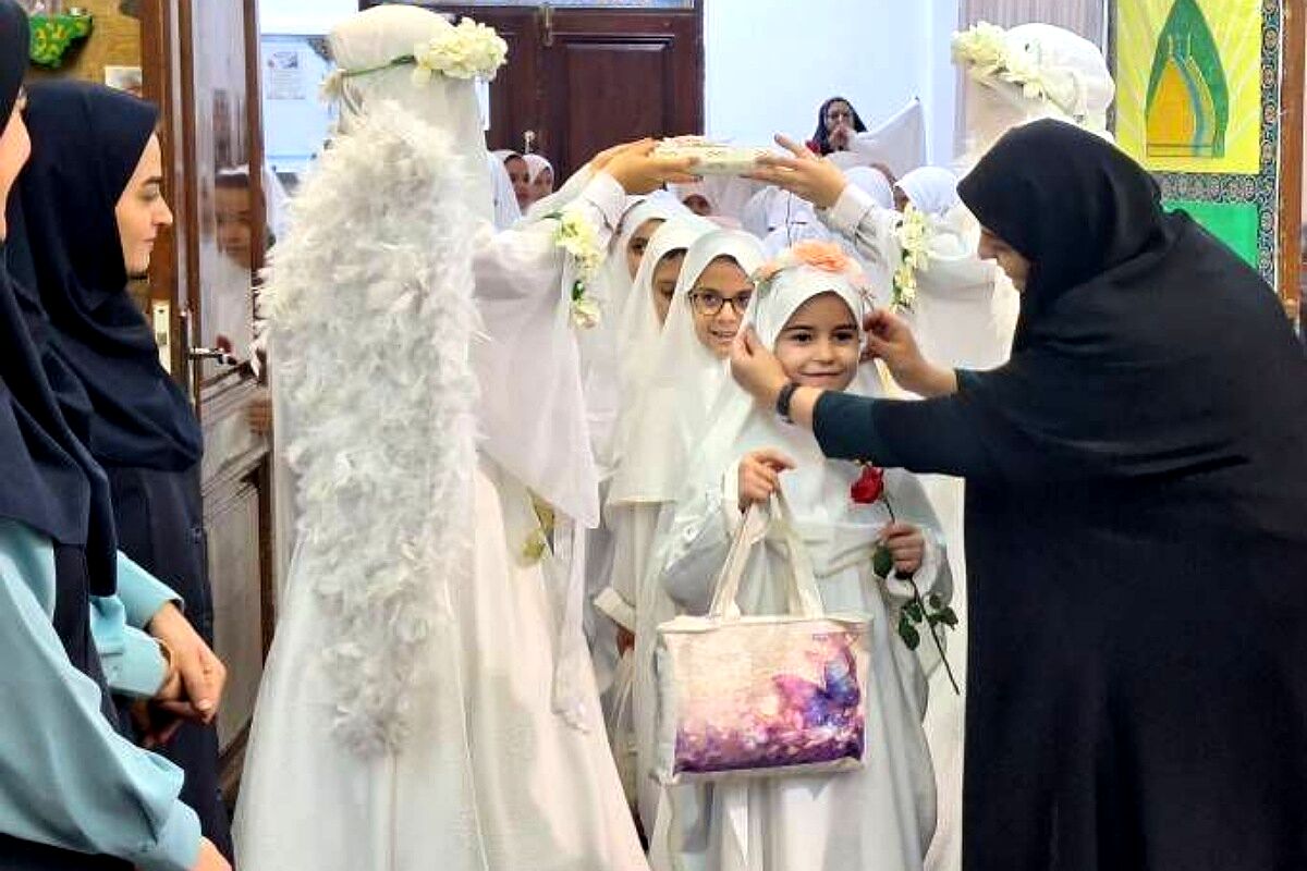 حضور دختران دبستان حکمت نبوی ناحیه دو شهرری در مراسم جشن عبادت