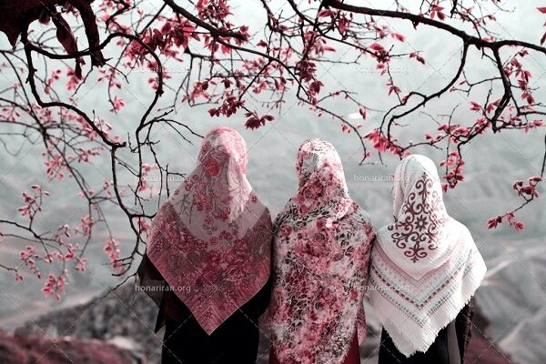 روسری دور کمر،هویت روی زمین
