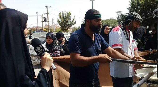 خدمت رسانی نانوایان  در مراسم تشییع پیکر مطهر رهبر شهید