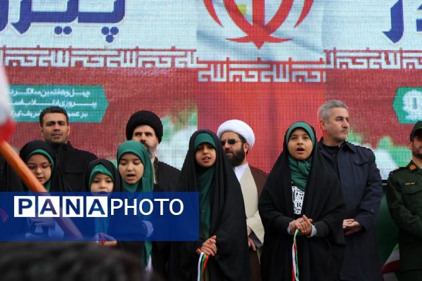 حضور گسترده اقشار مختلف مردم پردیس در راهپیمایی ۲۲ بهمن