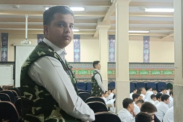 برگزاری مراسم هفته بسیج در هنرستان مجتمع فنی حرفه‌ای تهران در بهارستان‌دو