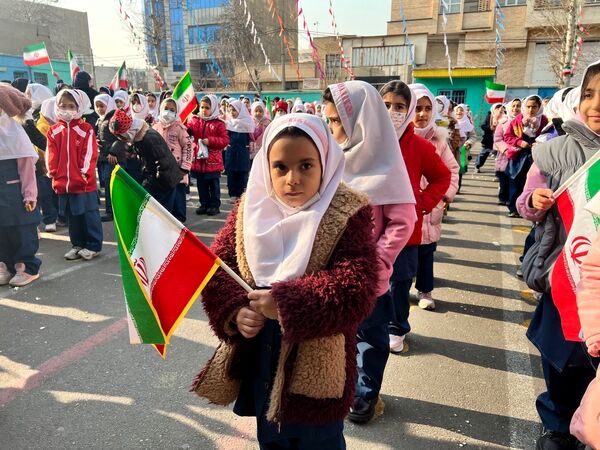 نواختن زنگ انقلاب در دبستان‌المهدی ناحیه 2 کرج 