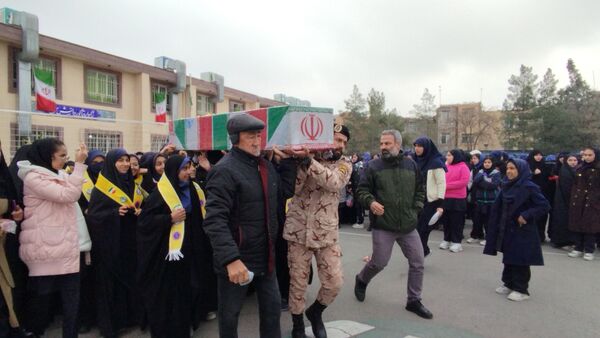 وداع با شهید گمنام در دبیرستان بی بی سلطنت قفلی ناحیه  مشهد مقدس