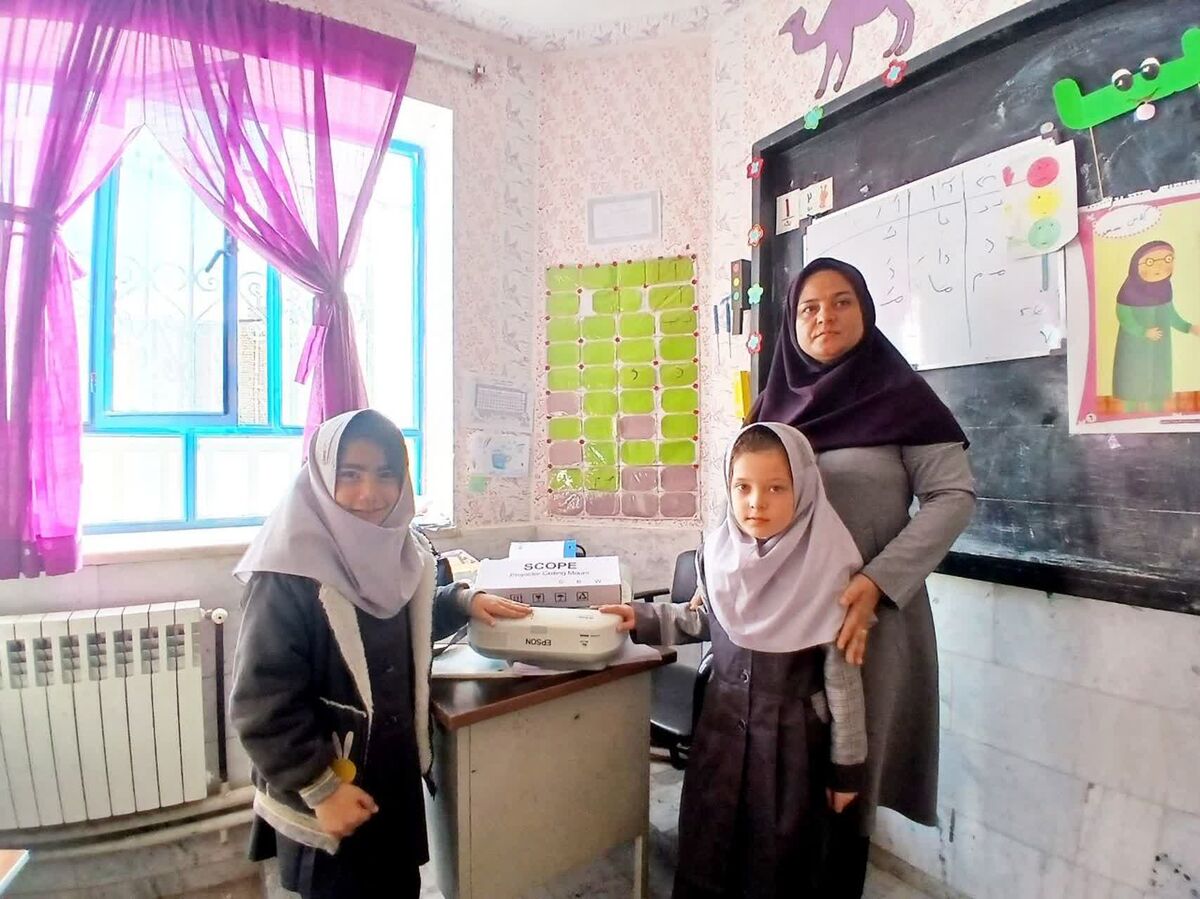 2 دانش‌آموز مسئولیت‌پذیر با شکستن قلک‌های خود، کلاسشان را هوشمند کردند 