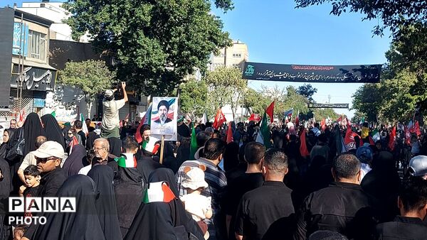 بدرقه باشکوه پیکر رهبر شهید روی دستان پرمهر ملت
