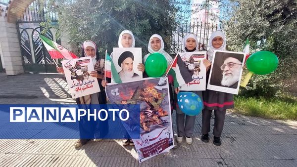 دانش آموزان دبستان بی بی کیا در راهپیمایی ۱۳ آبان