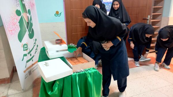 نواختن زنگ نماز با شعار «مِهر با مُهر» در مدارس شهرستان ملارد همزمان با آغاز سال تحصیلی