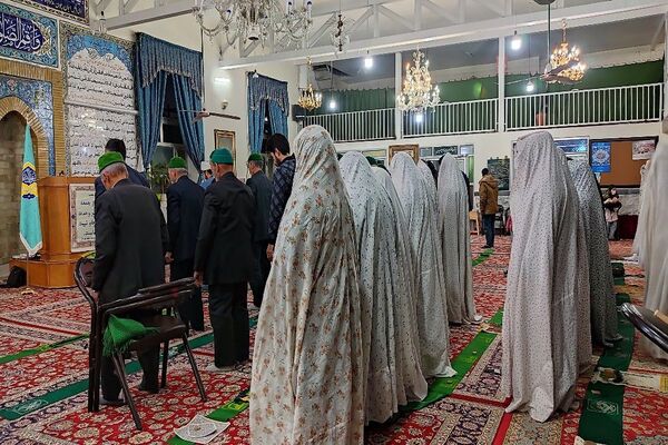 اقامه نماز جماعت باحضور معتکفین در مسجد جامع شهر بار نیشابور 