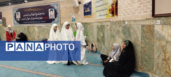 تقدیر از دانش‌آموزان برگزیده ناحیه چهار قم در جشنواره «فردا»