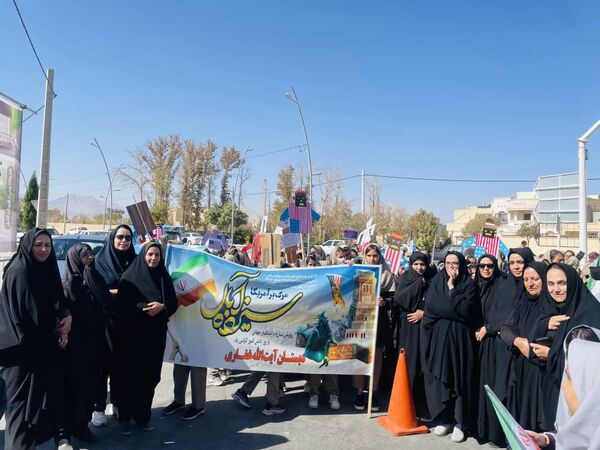 حضور پرشور دانش آموزان مدارس شهرستان خاتم در راهپیمایی ۱۳ آبان 