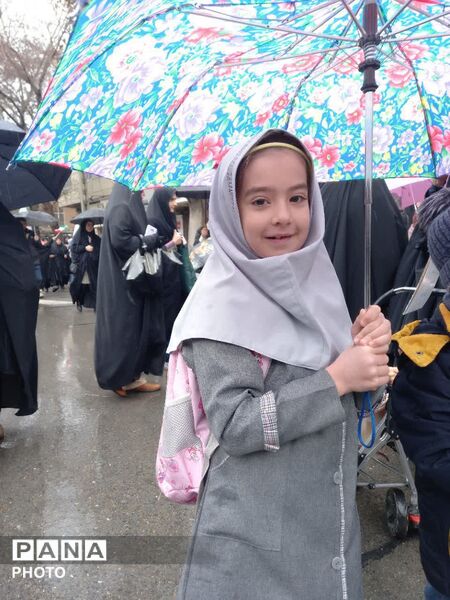 حضور دانش‌آموزان با کوله‌پشتی به یاد همکلاسی‌های مینابی در روز جهانی قدس همدان