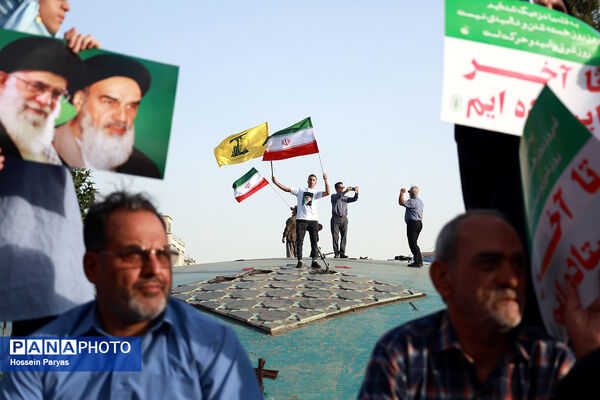 تجمع مردمی بشارت فتح در میدان انقلاب