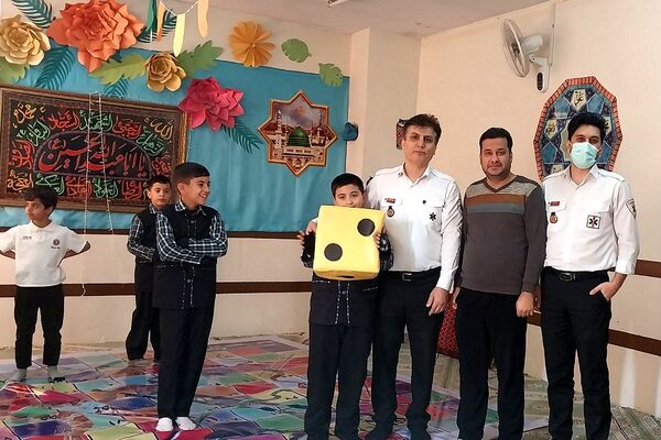 آموزش کمک‌های اولیه با بازی مار پله در دبستان قلنبر ناحیه 2 شهرری 
