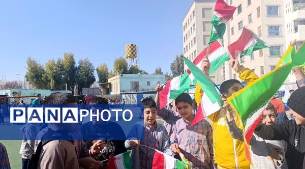  نواختن زنگ انقلاب در دبستان حضرت ابوالفضل(ع)2