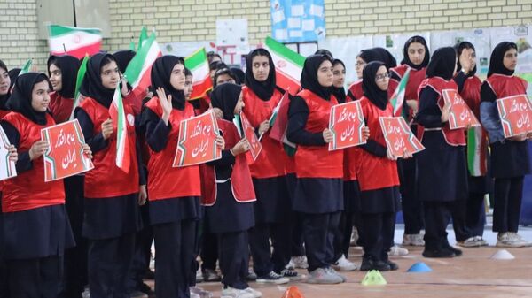 روشن شدن مشعل جام اقتدار ایران در آیین یادبود ۳۴ دانش‌آموز شهید بوشهر