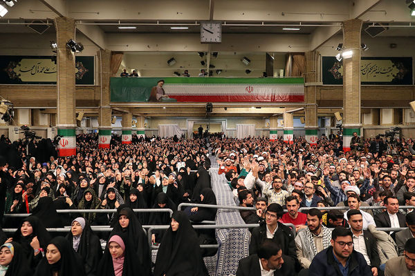 دیدار جمعی از رأی اولی‌ها و خانواده‌های شهدا با رهبر انقلاب اسلامی