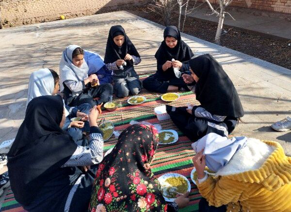 آش نذری‌‌ به‌ مناسبت‌ شهادت‌ امام‌ هادی (ع) در مدرسه تکتم خلیل آباد