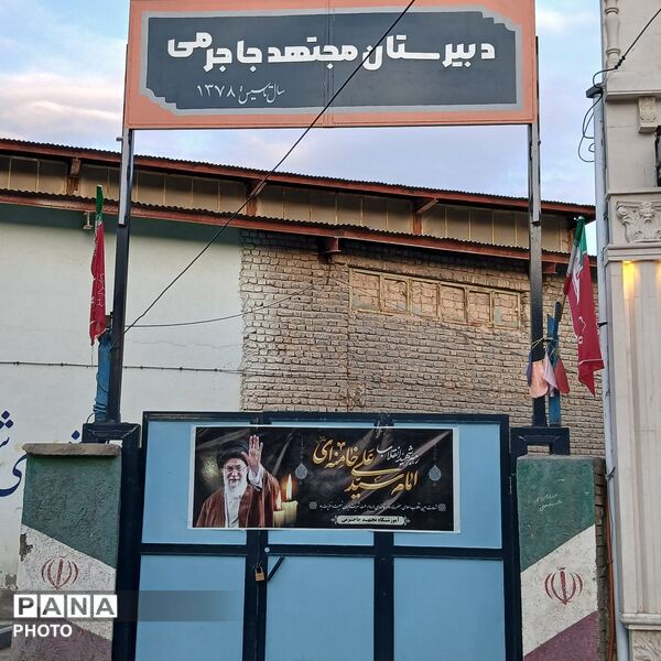 حضور پررنگ و حماسی فرهنگیان و دانش آموزان در عزای رهبر شهید