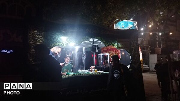 سقاخانه قمر بنی هاشم در پنجاه و سومین شب از اجتماعات مردمی 