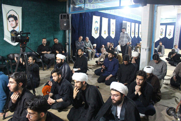 روایتگری طلاب جوان در یادواره شهدای مدرسه حقانی قم