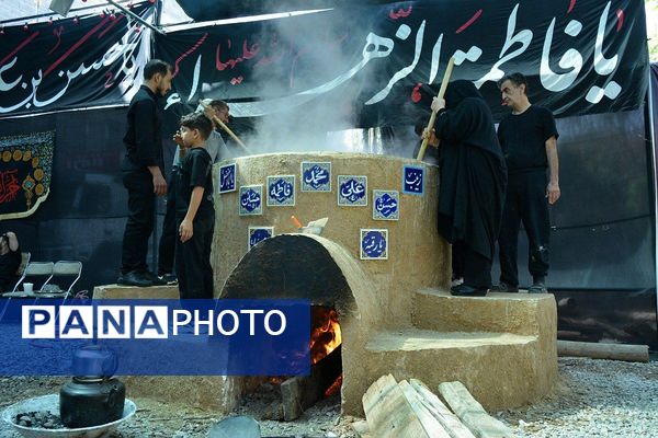 پرچم‌های عزا بر فراز حرم امام رضا(ع)