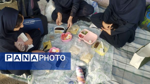 دور همی دخترانه همزمان با هفته بهداشت روان در دبیرستان فرهنگیان 