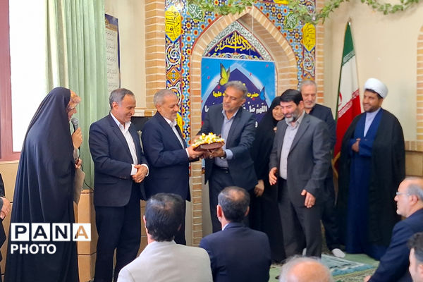 وزیر آموزش و پرورش میهمان دانش‌آموزان مدرسه شاهد دالکی