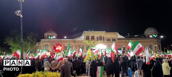 مردم یکن‌آباد در میدان امام، پیمانِ دوباره با شهدا بستند