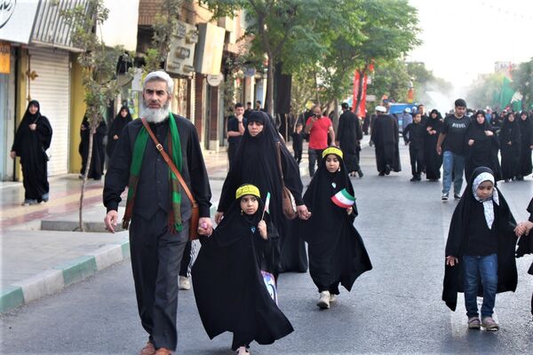 حماسه حضور نوجوانان کفن‌پوش قمی در راهپیمایی «عهد خون»