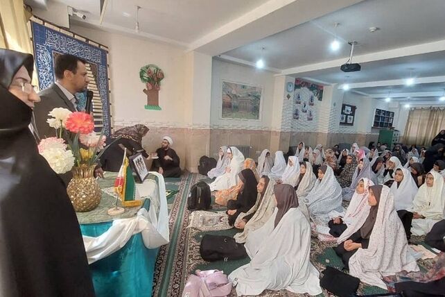 طنین زنگ جوانه همراه با عطر جانفزای نماز جماعت با طرح (برای نماز برخیزیم )در دبیرستان بعثت