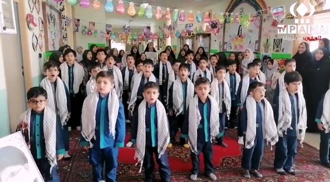 نواختن زنگ انقلاب در مدرسه شهید جلالی دیباج 